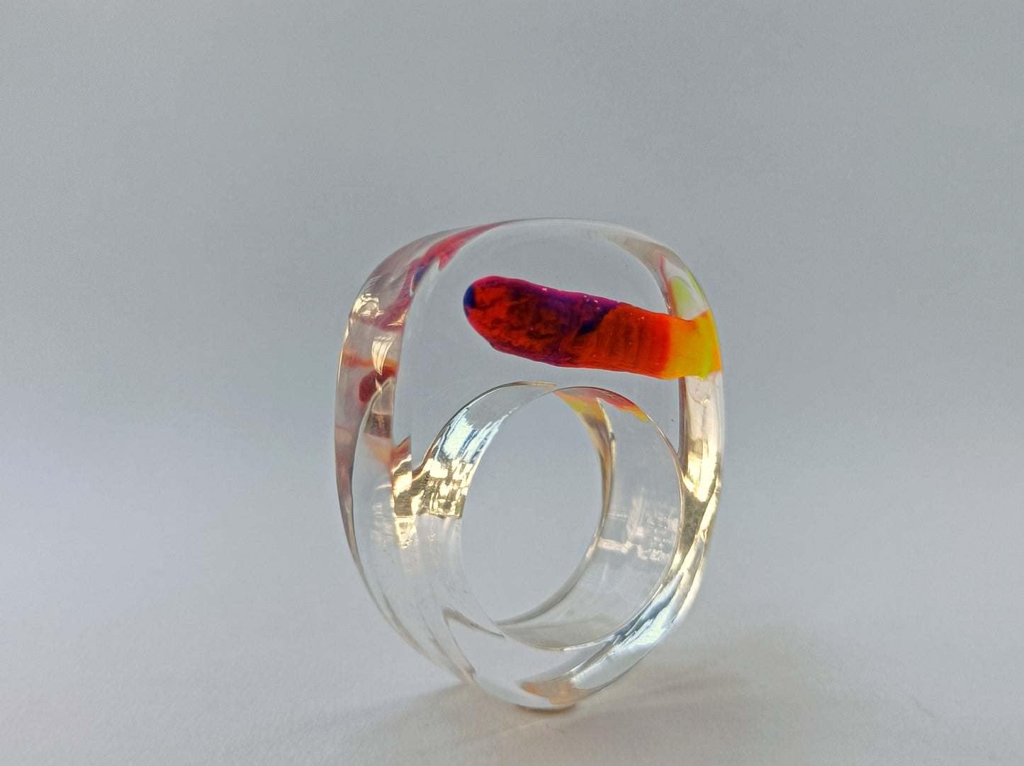 Anneau acrylique clair abstrait