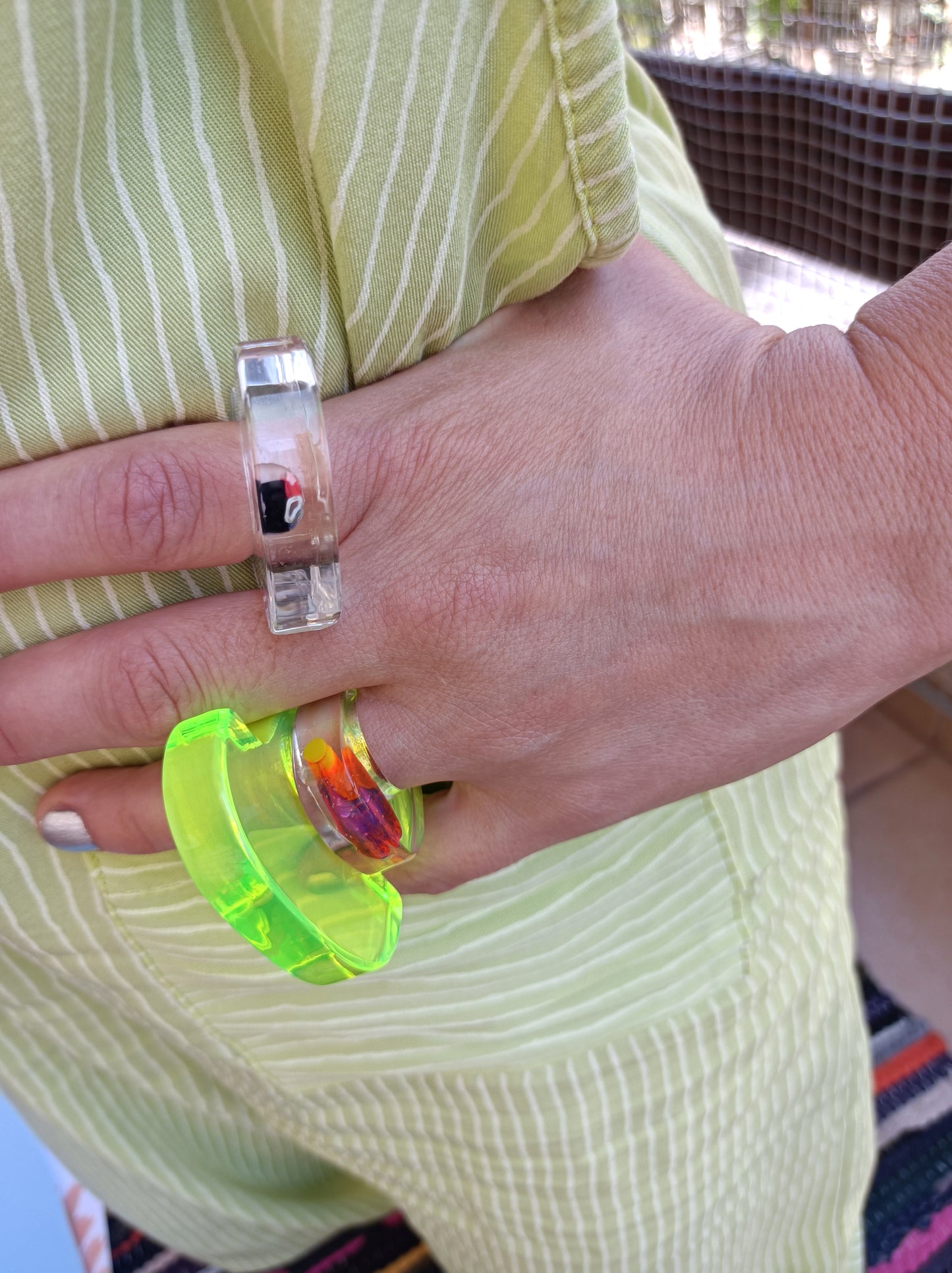 Anneau acrylique clair abstrait